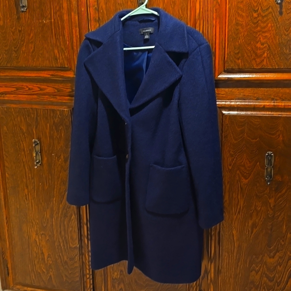 New never worn Navy Halogen winter coat size LARGE